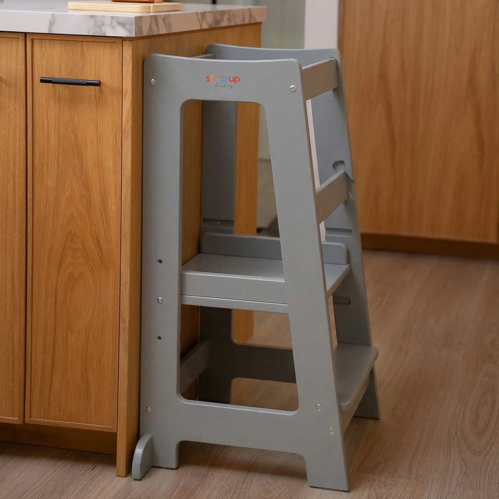 Unser Montessori Kleinkinderturm mit verstellbarer Stufe